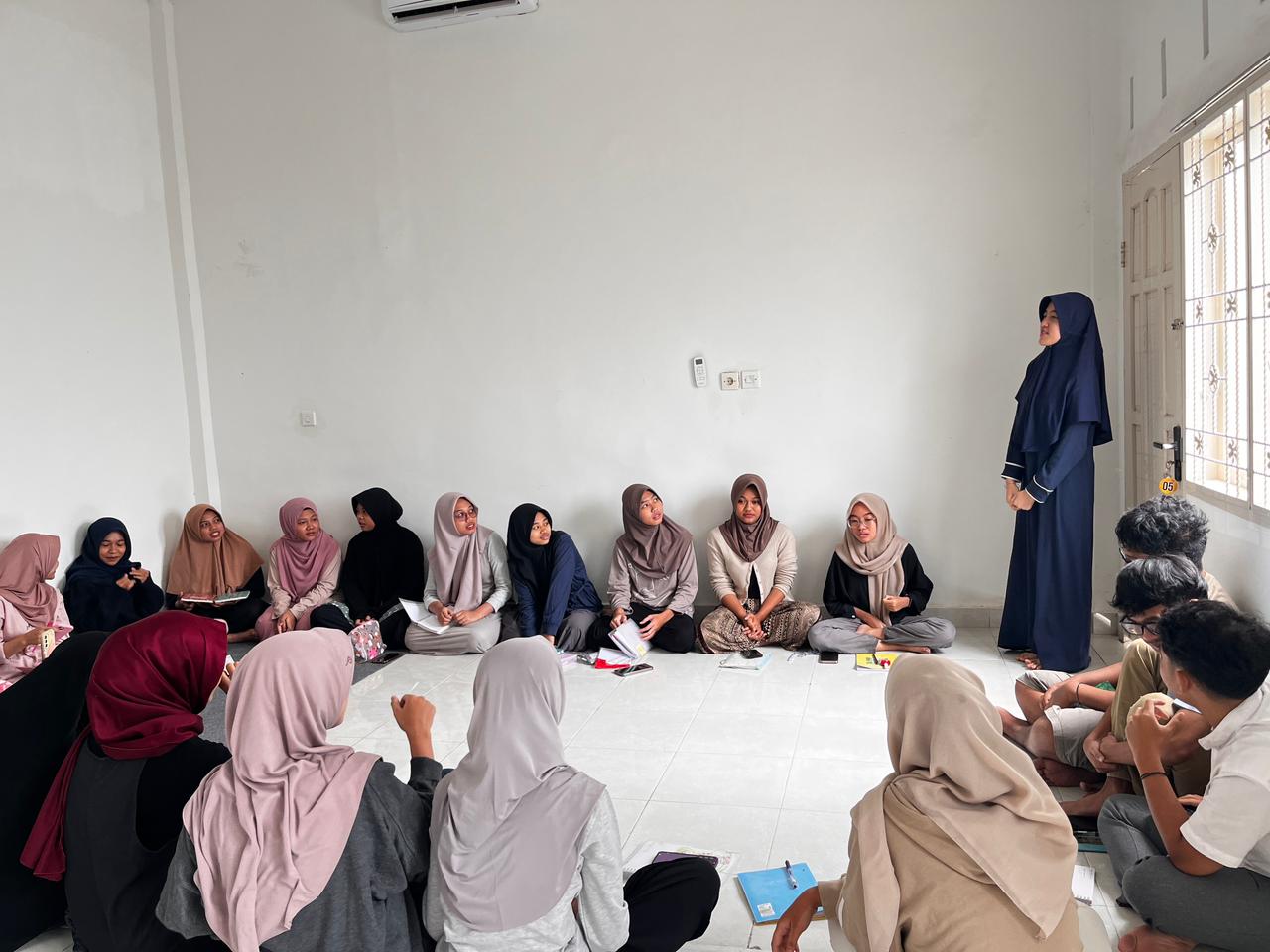 Siap Go Global, Mahasiswa Boarding FK Hamzanwadi Dibekali English Class Rutin